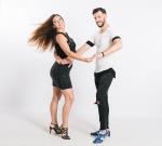 Ein Mann und eine Frau, die zusammen Discofox tanzen. Bild © Pixabay