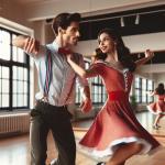 Ein Mann und eine Frau, die gemeinsam Boogie Woogie tanzen. © KI generiert