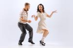 Ein Mann und eine Frau, die gemeinsam Lindy Hop tanzen. © istock