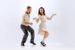 Ein Mann und eine Frau, die gemeinsam Lindy Hop tanzen. © istock