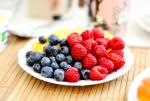 Heidelbeeren und Himbeeren auf einem Teller © Pixabay