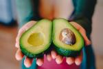 aufgeschnittene Avocado in den Händen einer Dame © Pixabay