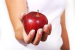 roter Apfel in der Hand einer Frau © Pixabay
