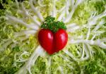 Tomatenherz mit Petersilie auf Salatbett © Pixabay