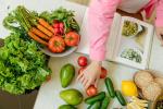 aufgeschlagenes Kochbuch zwischen Obst und Gemüse © Pixabay