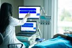 medizinisches Untersuchungsgerät mit Bildschirmen, Patient liegt auf der Trage © pixabay