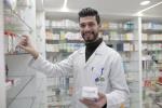 Apotheker vor einem Regal mit Medizin © pixabay