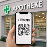 Mobiltelefon mit e-Rezept QR-Code in Hand vor einer Apotheke © KI generiert