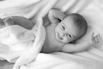 Baby mit ausgestreckter Zunge und Handzeichen ° pixabay
