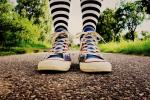 Bunte Sneaker mit bunten Socken © pixabay