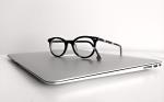 Schwarze Brille auf Laptop © Pixabay, CCO