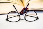 schwarze Brille liegt vor aufgeschlagenem Buch © Pixabay, CCO
