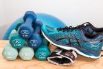 Pilates-Hanteln, Ball und Sportschuhe in blau © pixabay
