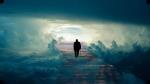 Alter Mann läuft zwischen Wolken eine Treppe hoch © pixabay