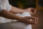 Mensch in der Meditationsposition mit den Händen auf den Knien © Pixabay, CC0