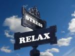Straßenschild mit Stress und Relax © Pixabay, CC0