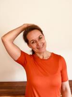 Frau dehnt sich den Nacken © Waibel