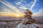aufeinander liegende Steine mit Bergblick ©  Pixabay, CC0