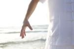 Mann am Meer, der Qigong praktiziert © Pixabay, CC0