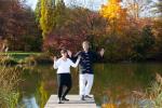 ein Mann und eine Frau praktizieren Qigong am See © Dr. Björn Schwander