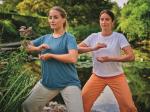zwei Frauen, die am Wasser Qigong praktizieren © 2022 DVV, Frank Schemmann