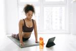 Pilates treibende Dame auf der Matte mit Getränkeflasche und Tablett © pexels