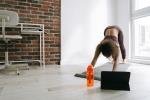 Pilates treibende Dame auf der Matte mit Getränkeflasche und Tablett © pexels