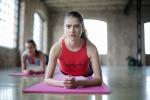 Pilates treibende Gruppe auf den Matten © pexels