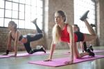 Pilates treibende Gruppe auf Matten © pexels