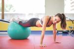 Pilates-Übung mit Beinen auf Medizinball © pexels