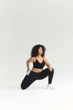 sich auf den Knien dehnende Person © pexels