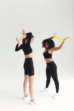 zwei Personen machen Pilates mit Bändern © pexels