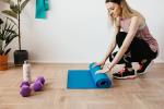 Dame rollt Yogamatte zusammen © pexels