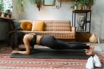 weibliche Person im Plank auf schwarzer Matte © pexels