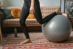 Übung mit einem Medizinball © pexels