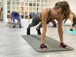 Pilates ausführende Personen auf Matten © pexels