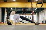 Rückwärts-Plank im Studio vor Spiegel © pexels