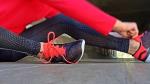 Person zieht Laufschuhe an © Pixabay, CC0