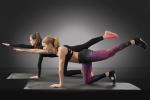 zwei Frauen machen Übung im Vierfüsslerstand auf der Gymnastikmatte © Pixabay, CC0