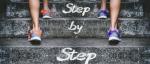 zwei Personen laufen in Turnschuhen eine Treppe hoch © Pixabay, CC0