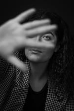 Frau hebt die Hand zur Abwehr © Pixabay
