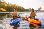 Mann und Frau im Einerkajak auf dem Wasser (c) Freepik