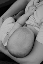  Baby an der Brust © pixabay