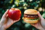 zwei Hände, ein hält einen Apfel, die andere einen Burger © Pixabay