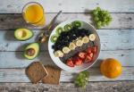 Obstteller, Brotscheibe, Avocado und O-Saftglas © Pixabay