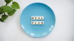 blauer Teller mit Schrift MEAL PLAN © Pixabay