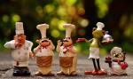 Figuren von verschiedenen Köchen und Frosch als Kellner © pixabay