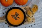 Schale mit Kürbiscremesuppe und ganzen Kürbissen daneben © pixabay