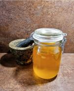 Einmachglas mit Ghee, daneben Mörser © M. Marijanovic