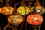 bunte Lampen mit Mosaikmuster © pixabay